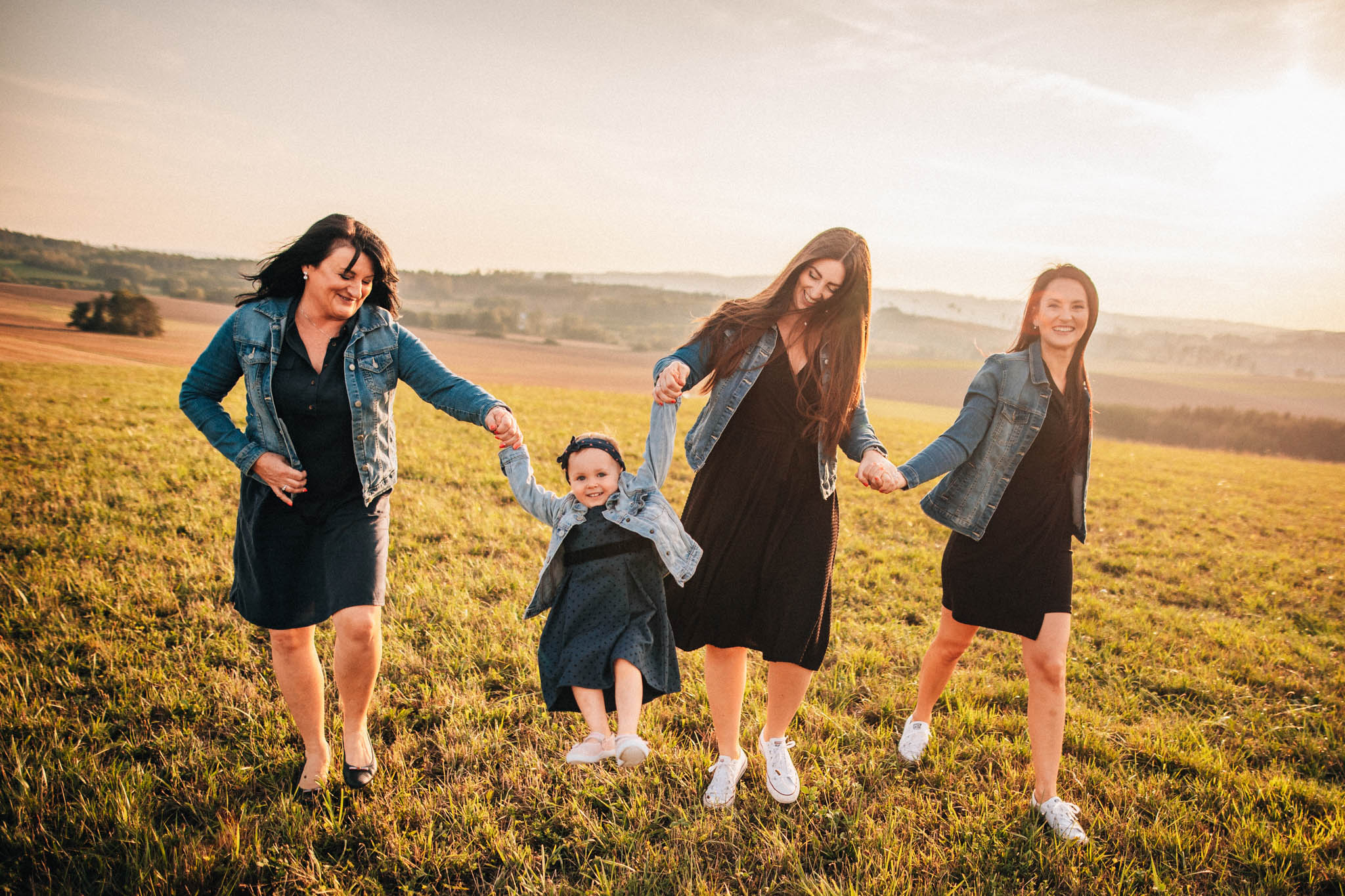 Lukáš Kenji Vrábel fotograf - Portfolio - svatební a rodinná fotografie - Duben 2026