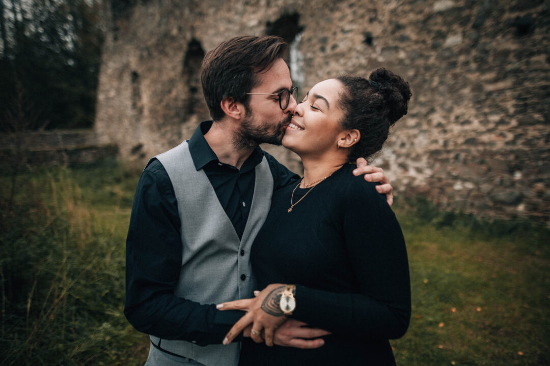 Párová fotografie, předsvatební focení, zamilovaný pár v přírodě, láska, smích, emoce, fotograf Lukáš Kenji Vrábel