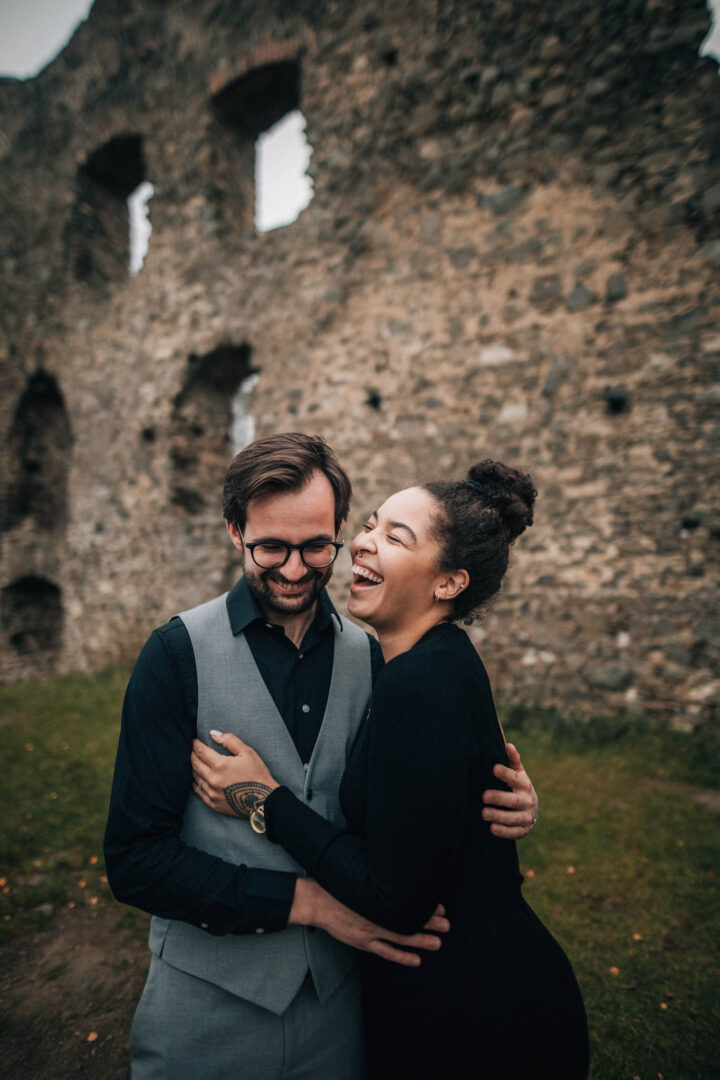 Párová fotografie, předsvatební focení, zamilovaný pár v přírodě, láska, smích, emoce, fotograf Lukáš Kenji Vrábel