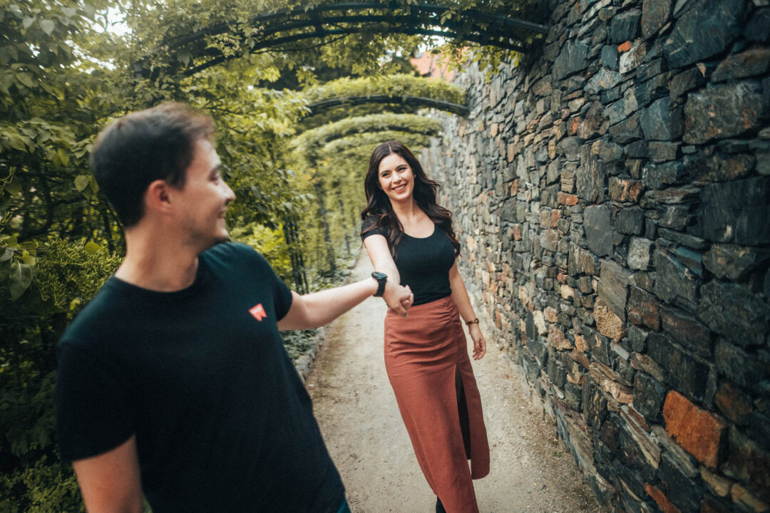 Párová fotografie, předsvatební focení, zamilovaný pár v přírodě, láska, smích, emoce, fotograf Lukáš Kenji Vrábel