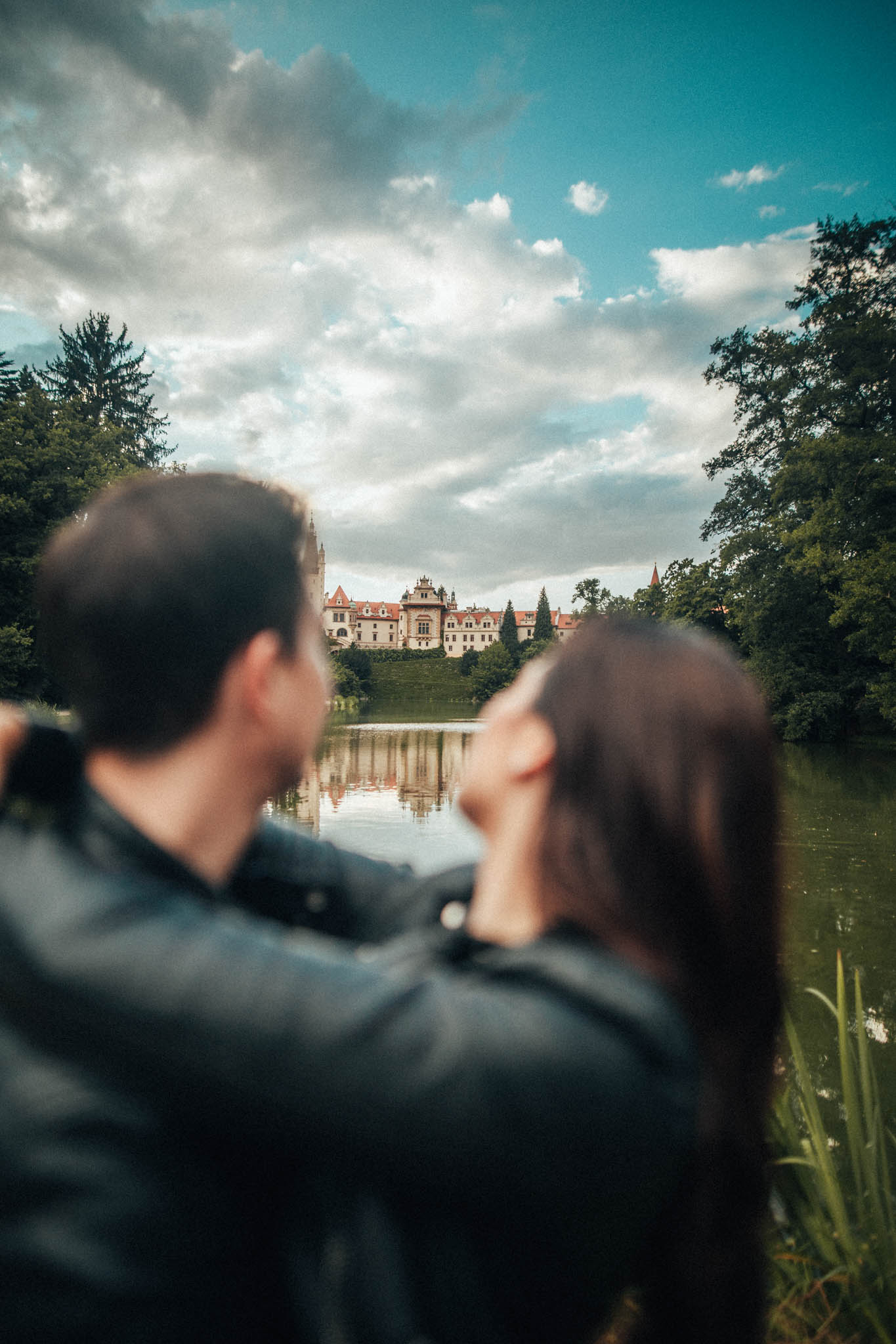 Párová fotografie, předsvatební focení, zamilovaný pár v přírodě, láska, smích, emoce, fotograf Lukáš Kenji Vrábel