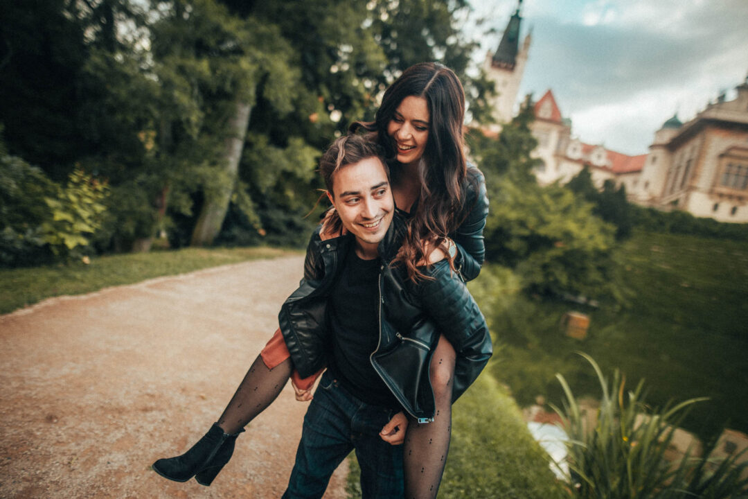 Párová fotografie, předsvatební focení, zamilovaný pár v přírodě, láska, smích, emoce, fotograf Lukáš Kenji Vrábel