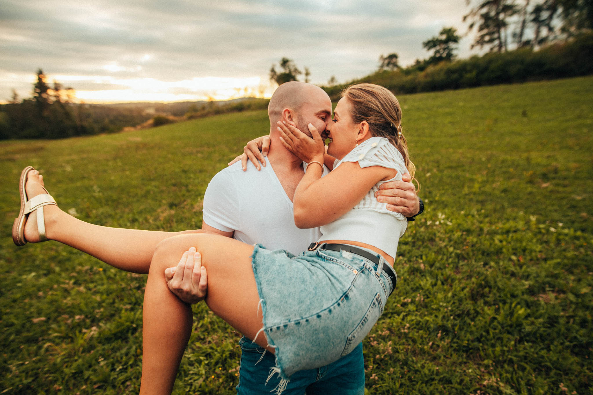 Párová fotografie, předsvatební focení, zamilovaný pár v přírodě, láska, smích, emoce, fotograf Lukáš Kenji Vrábel