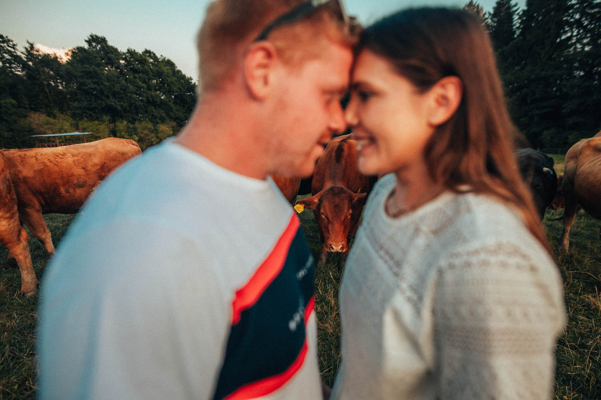 Párová fotografie, předsvatební focení, zamilovaný pár v přírodě, láska, smích, emoce, fotograf Lukáš Kenji Vrábel
