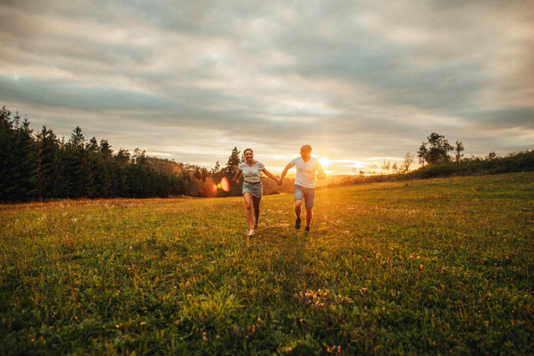 Párová fotografie, předsvatební focení, zamilovaný pár v přírodě, láska, smích, emoce, fotograf Lukáš Kenji Vrábel