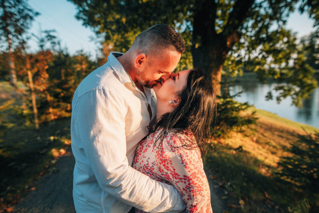 Párová fotografie, předsvatební focení, zamilovaný pár v přírodě, láska, smích, emoce, fotograf Lukáš Kenji Vrábel