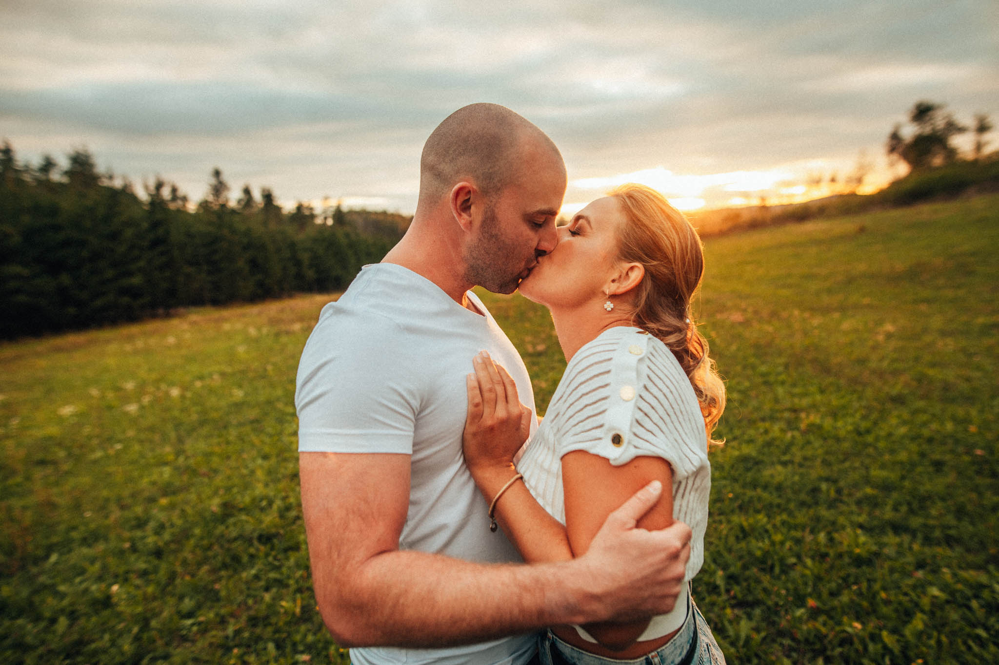 Párová fotografie, předsvatební focení, zamilovaný pár v přírodě, láska, smích, emoce, fotograf Lukáš Kenji Vrábel
