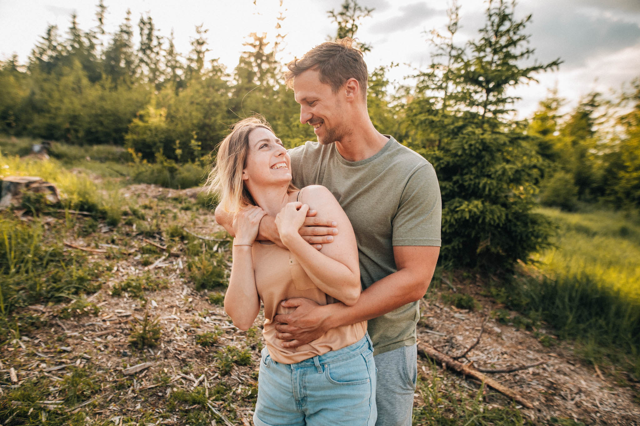 Párová fotografie, předsvatební focení, zamilovaný pár v přírodě, láska, smích, emoce, fotograf Lukáš Kenji Vrábel