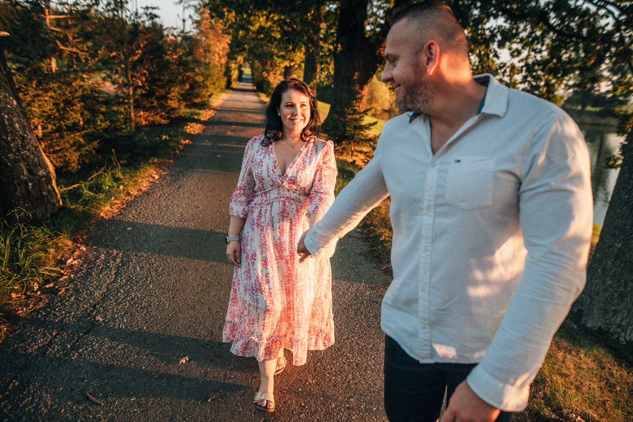 Párová fotografie, předsvatební focení, zamilovaný pár v přírodě, láska, smích, emoce, fotograf Lukáš Kenji Vrábel