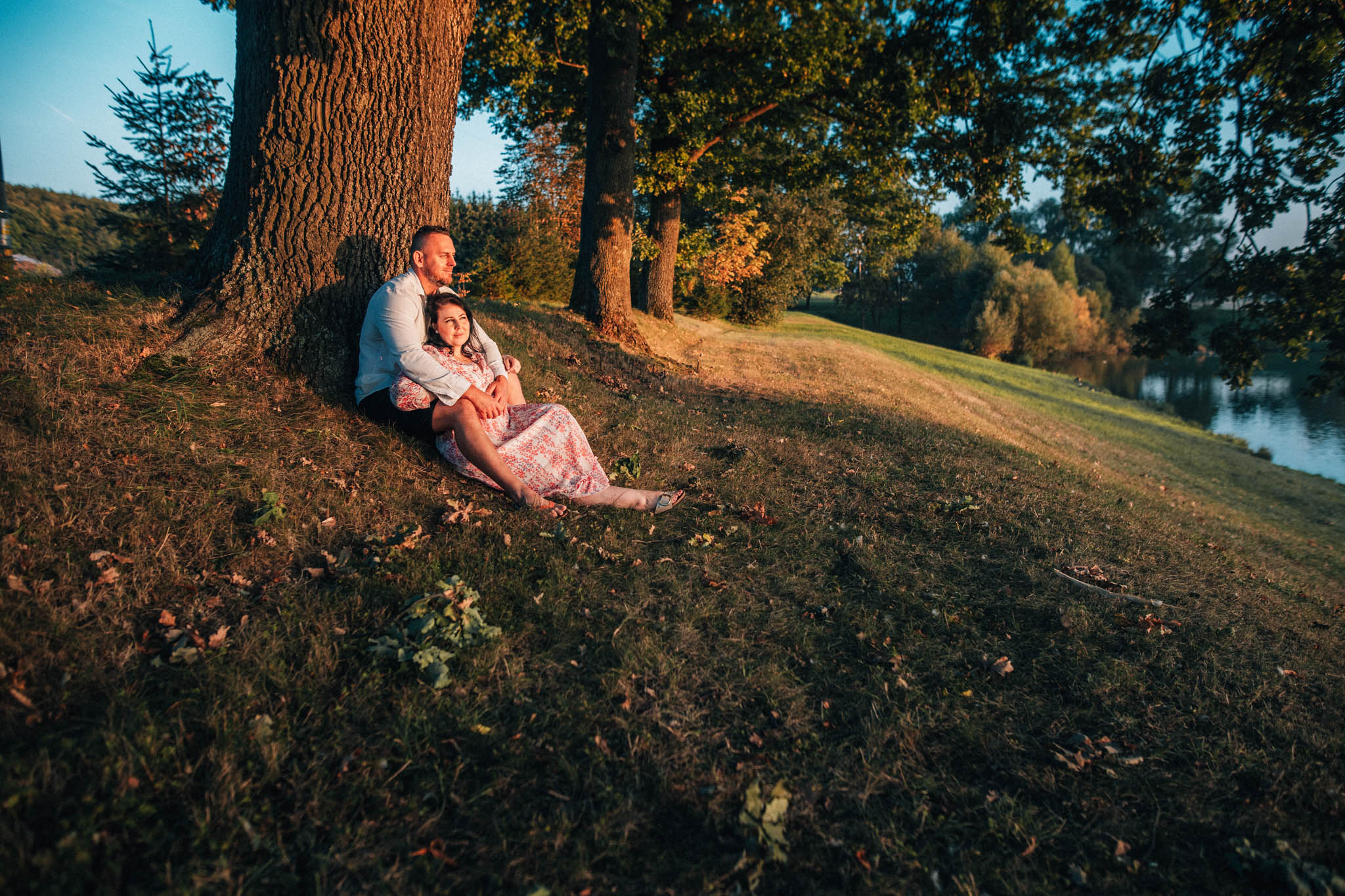 Párová fotografie, předsvatební focení, zamilovaný pár v přírodě, láska, smích, emoce, fotograf Lukáš Kenji Vrábel