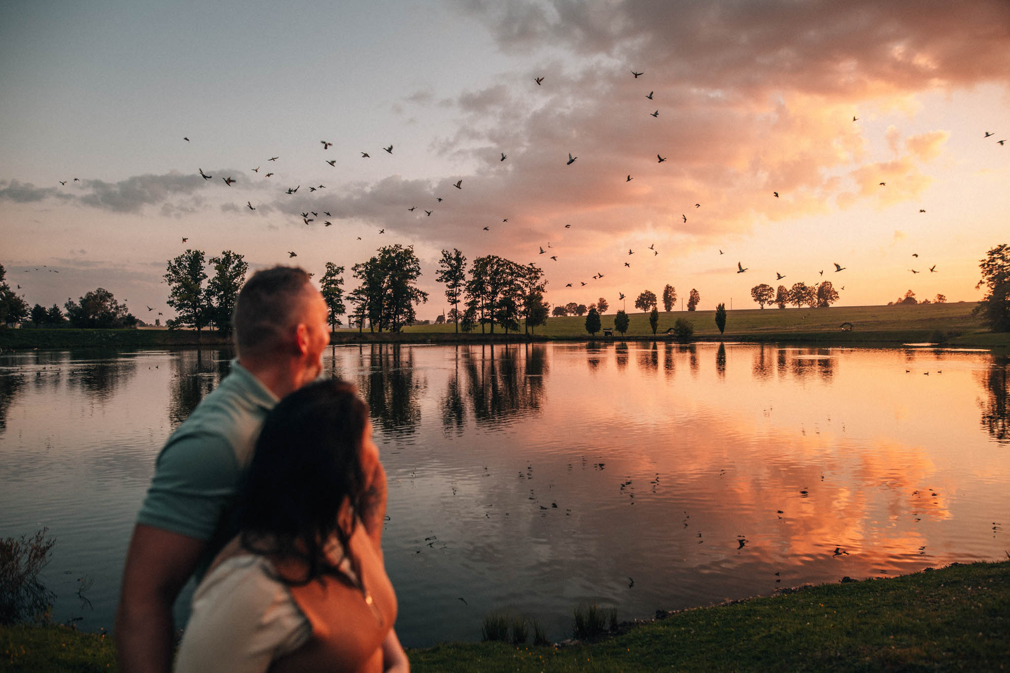 Párová fotografie, předsvatební focení, zamilovaný pár v přírodě, láska, smích, emoce, fotograf Lukáš Kenji Vrábel