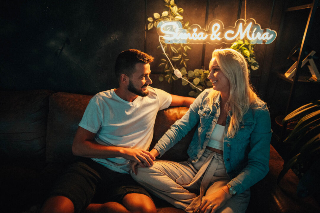 Párová fotografie, předsvatební focení, zamilovaný pár v přírodě, láska, smích, emoce, fotograf Lukáš Kenji Vrábel