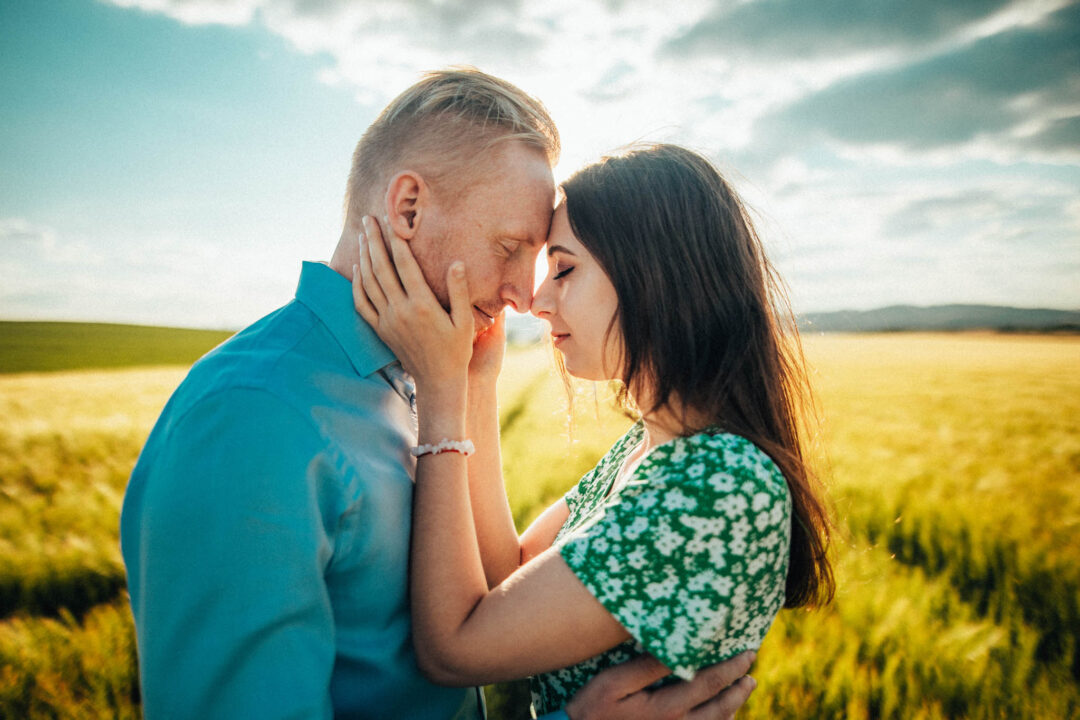 Párová fotografie, předsvatební focení, zamilovaný pár v přírodě, láska, smích, emoce, fotograf Lukáš Kenji Vrábel
