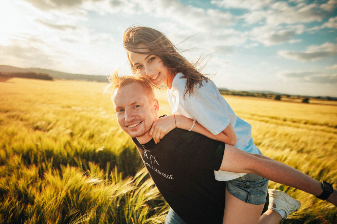 Párová fotografie, předsvatební focení, zamilovaný pár v přírodě, láska, smích, emoce, fotograf Lukáš Kenji Vrábel