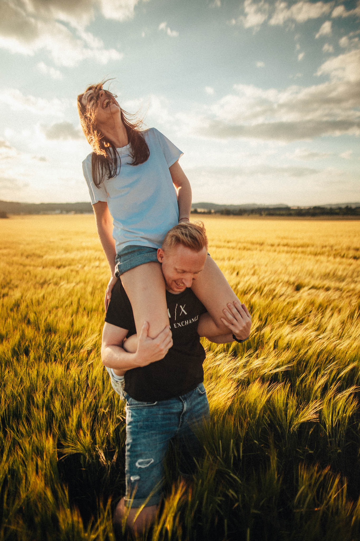 Párová fotografie, předsvatební focení, zamilovaný pár v přírodě, láska, smích, emoce, fotograf Lukáš Kenji Vrábel