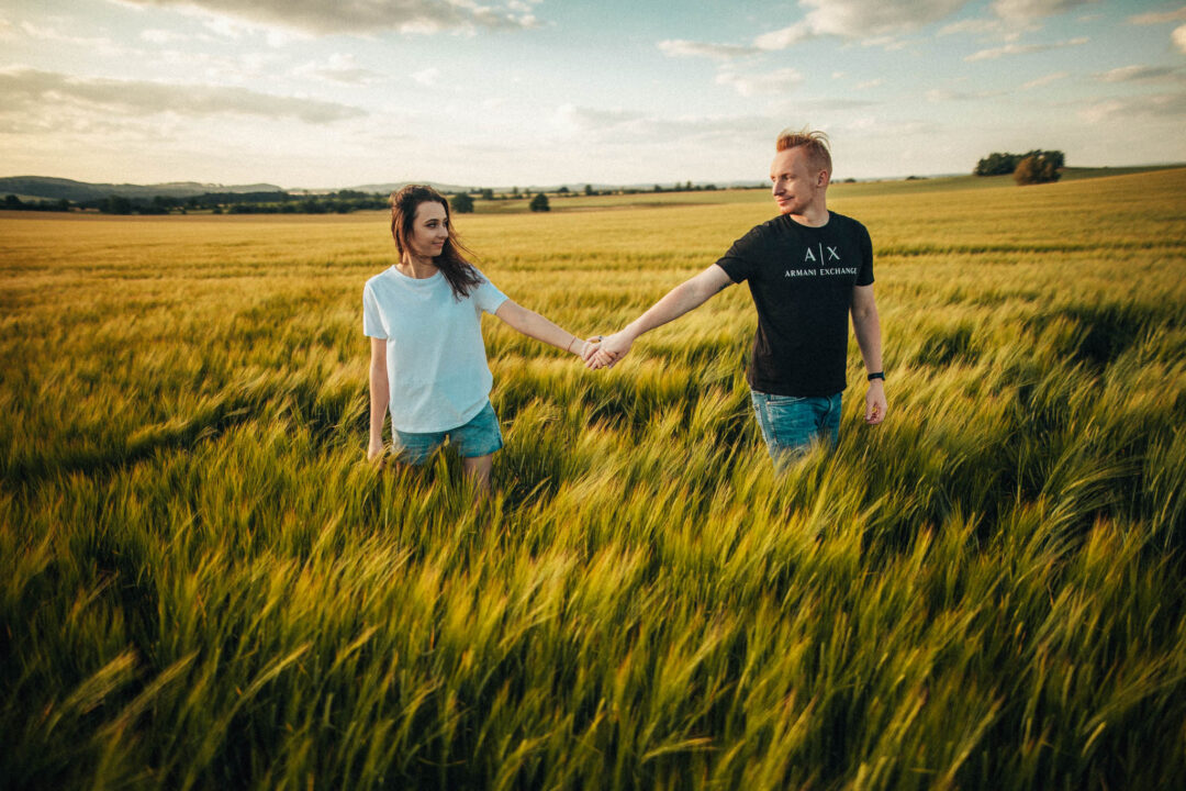 Párová fotografie, předsvatební focení, zamilovaný pár v přírodě, láska, smích, emoce, fotograf Lukáš Kenji Vrábel