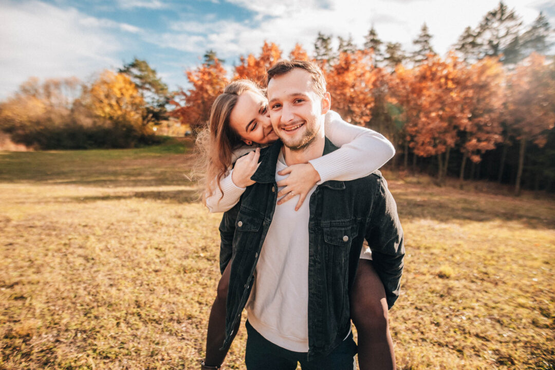 Párová fotografie, předsvatební focení, zamilovaný pár v přírodě, láska, smích, emoce, fotograf Lukáš Kenji Vrábel