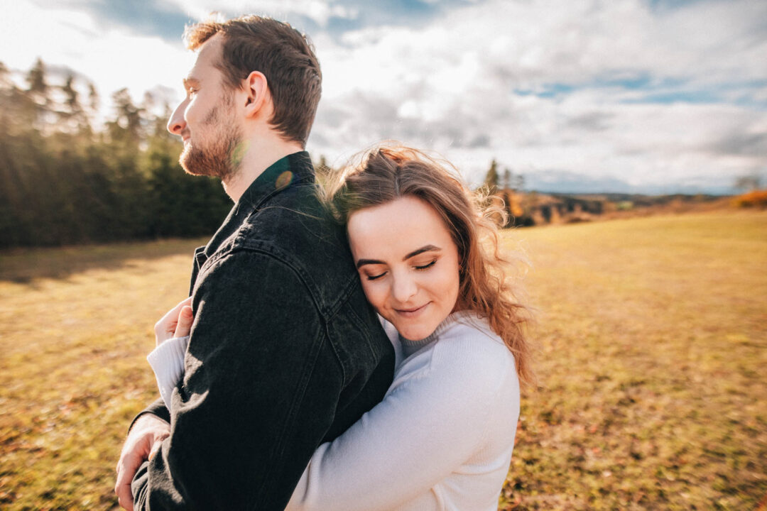 Párová fotografie, předsvatební focení, zamilovaný pár v přírodě, láska, smích, emoce, fotograf Lukáš Kenji Vrábel