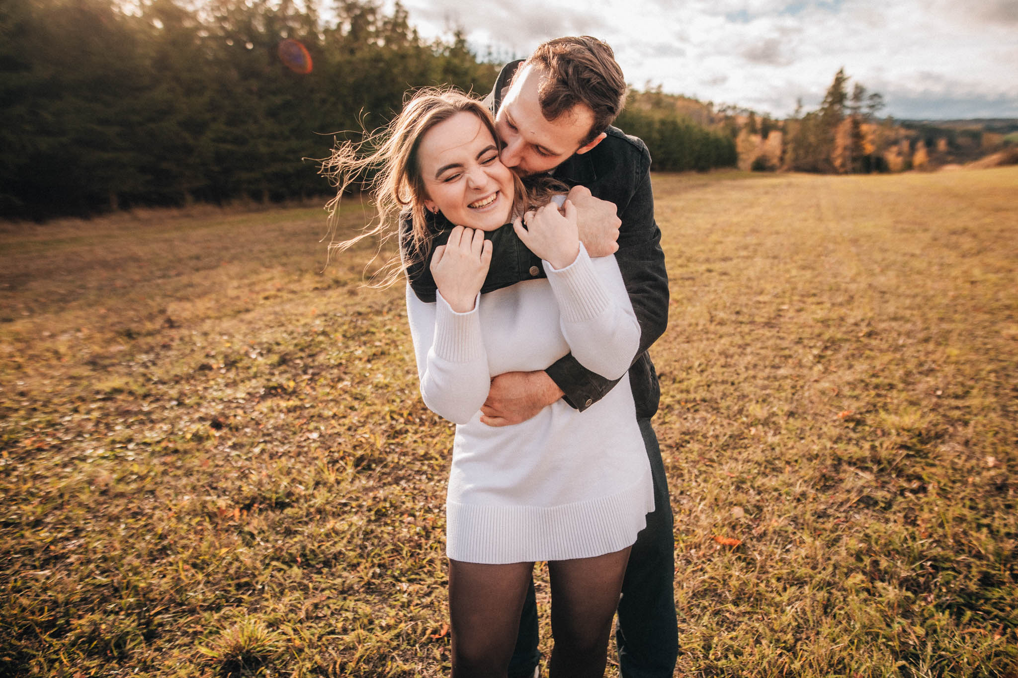 Párová fotografie, předsvatební focení, zamilovaný pár v přírodě, láska, smích, emoce, fotograf Lukáš Kenji Vrábel