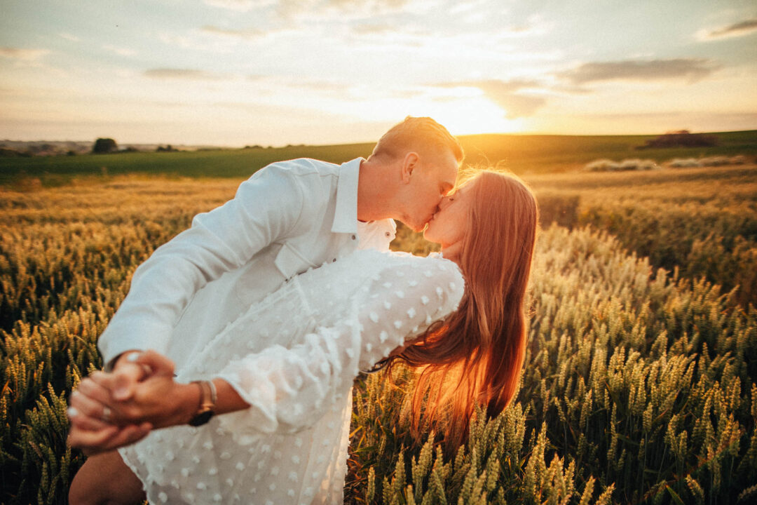 Párová fotografie, předsvatební focení, zamilovaný pár v přírodě, láska, smích, emoce, fotograf Lukáš Kenji Vrábel