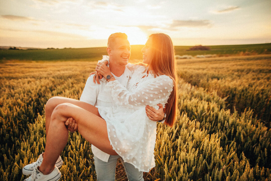 Párová fotografie, předsvatební focení, zamilovaný pár v přírodě, láska, smích, emoce, fotograf Lukáš Kenji Vrábel