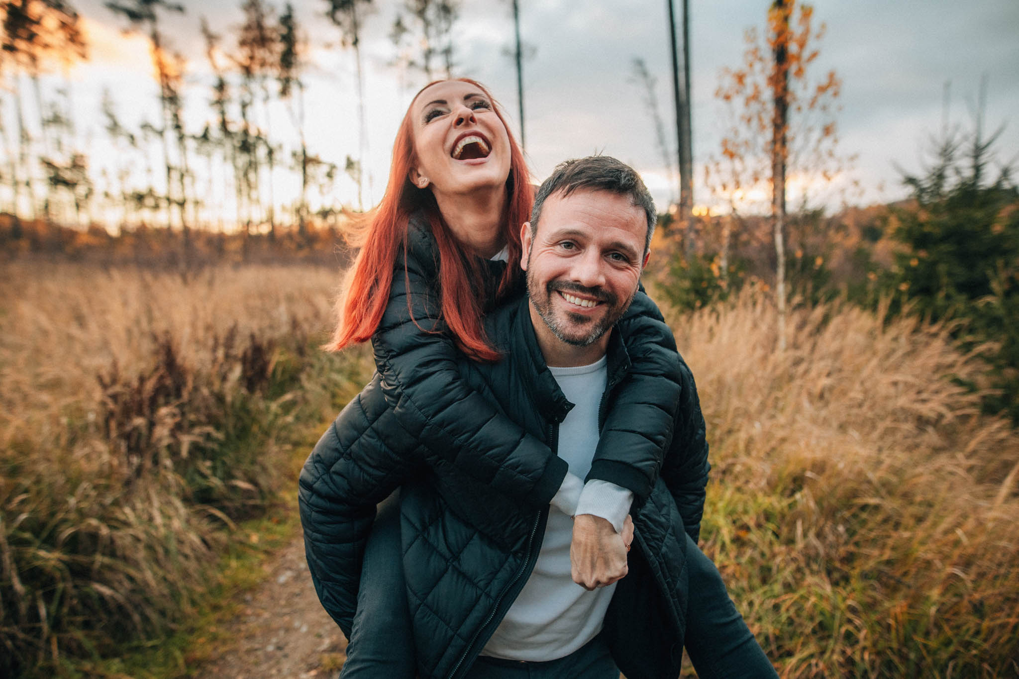 Párová fotografie, předsvatební focení, zamilovaný pár v přírodě, láska, smích, emoce, fotograf Lukáš Kenji Vrábel