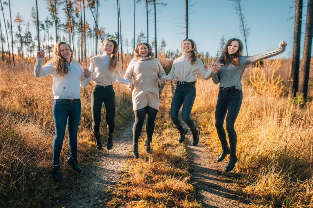 Rodinná fotografie, rodinné focení, veselá rodina v přírodě, láska, smích, emoce, fotograf Lukáš Kenji Vrábel