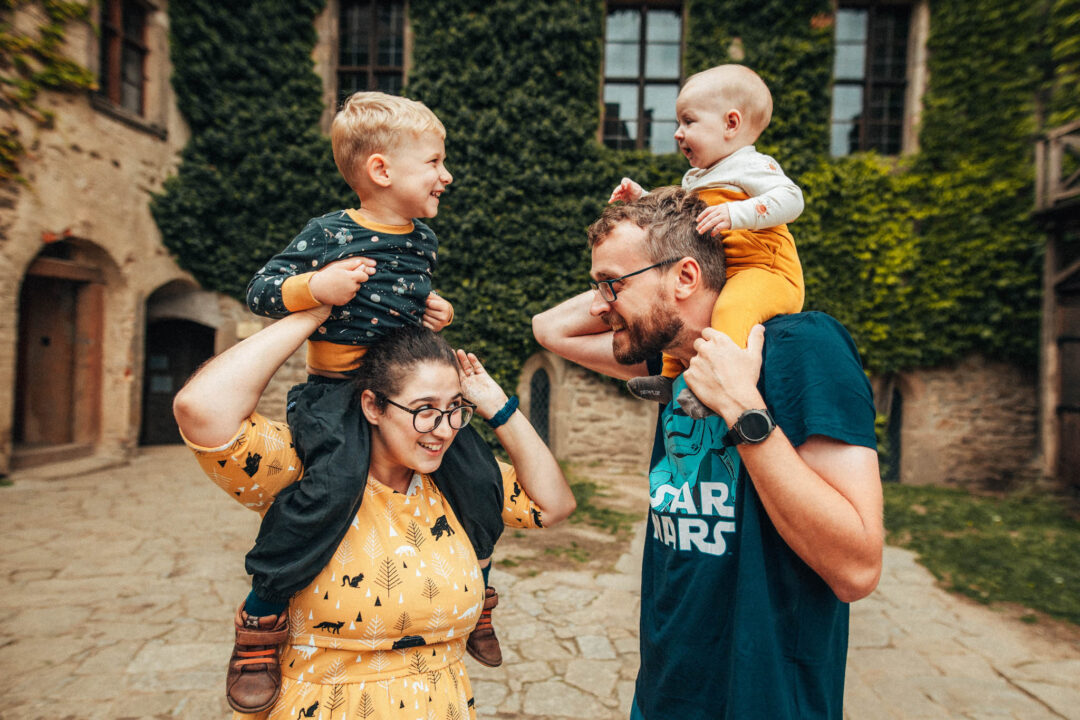 Rodinná fotografie, rodinné focení, veselá rodina v přírodě, láska, smích, emoce, fotograf Lukáš Kenji Vrábel