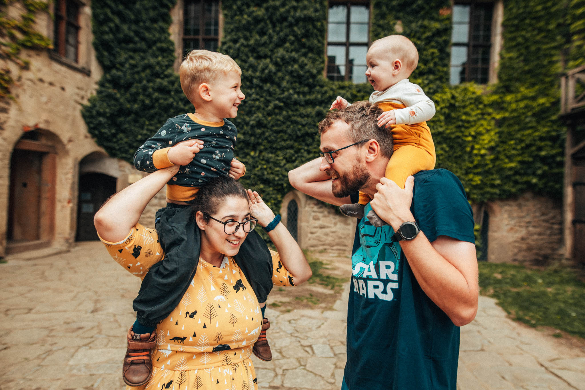 Rodinná fotografie, rodinné focení, veselá rodina v přírodě, láska, smích, emoce, fotograf Lukáš Kenji Vrábel