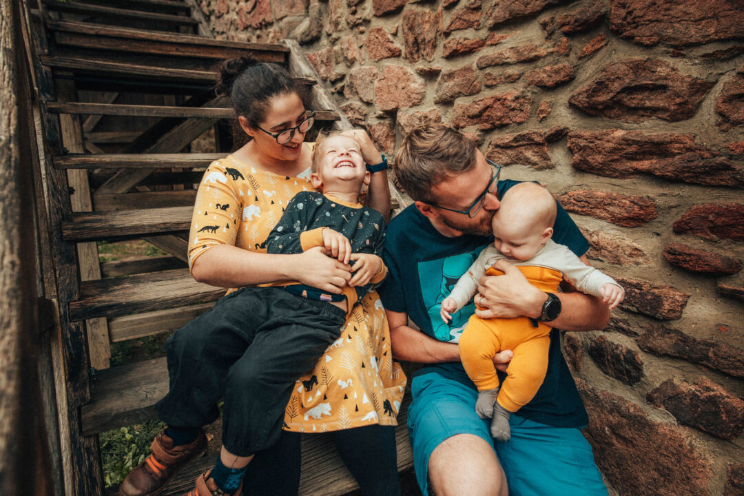 Rodinná fotografie, rodinné focení, veselá rodina v přírodě, láska, smích, emoce, fotograf Lukáš Kenji Vrábel