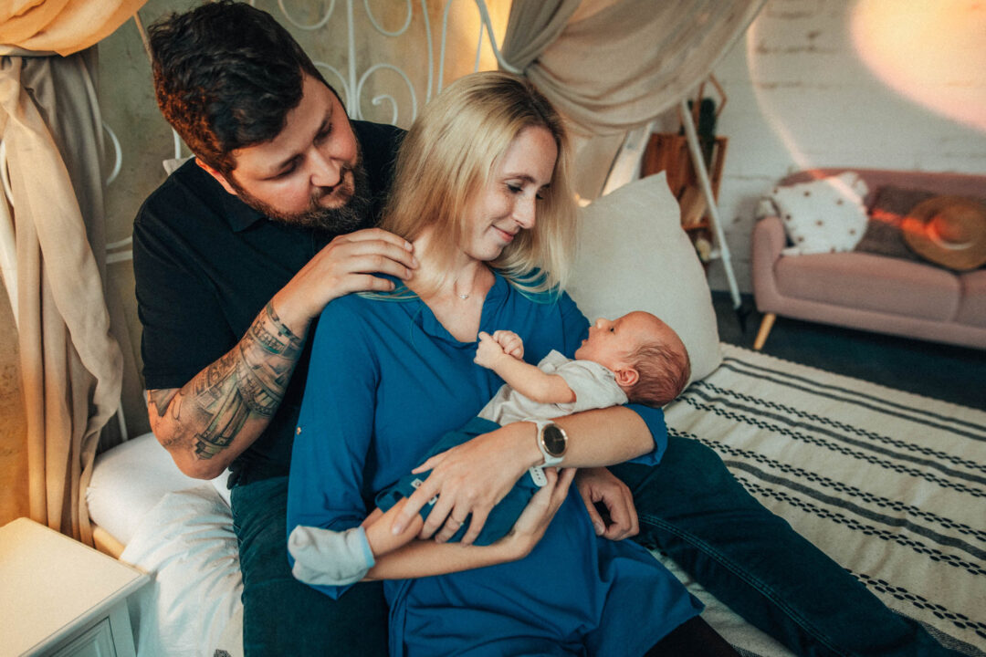 Rodinná fotografie, rodinné focení, veselá rodina v přírodě, láska, smích, emoce, fotograf Lukáš Kenji Vrábel