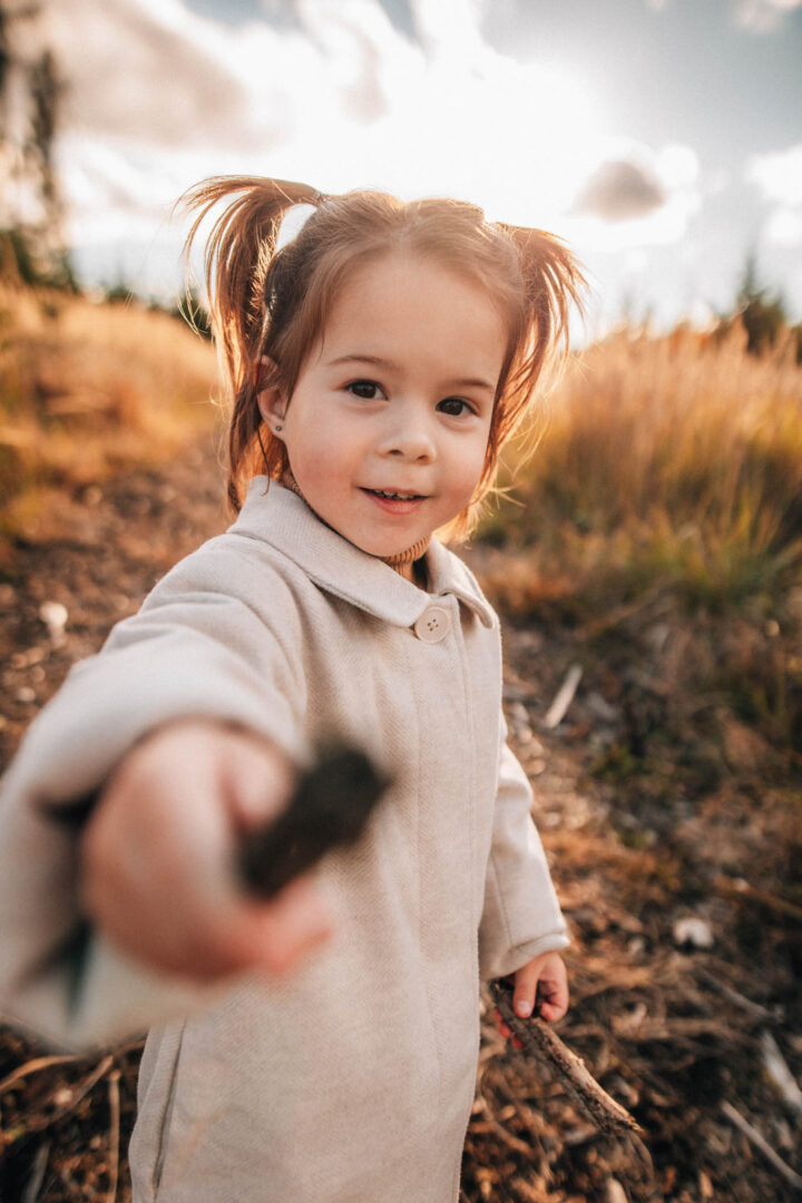 Rodinná fotografie, rodinné focení, veselá rodina v přírodě, láska, smích, emoce, fotograf Lukáš Kenji Vrábel