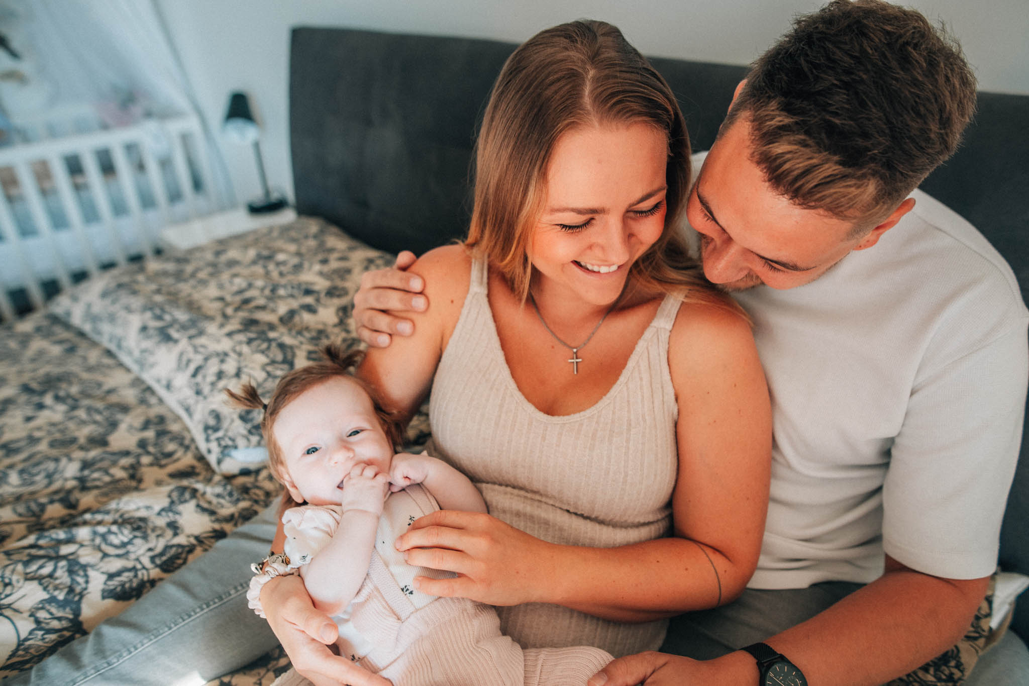 Rodinná fotografie, rodinné focení, veselá rodina v přírodě, láska, smích, emoce, fotograf Lukáš Kenji Vrábel