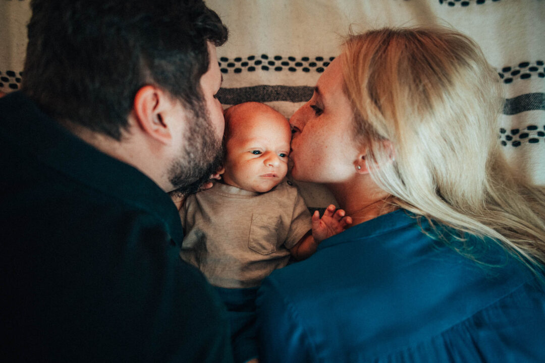 Rodinná fotografie, rodinné focení, veselá rodina v přírodě, láska, smích, emoce, fotograf Lukáš Kenji Vrábel