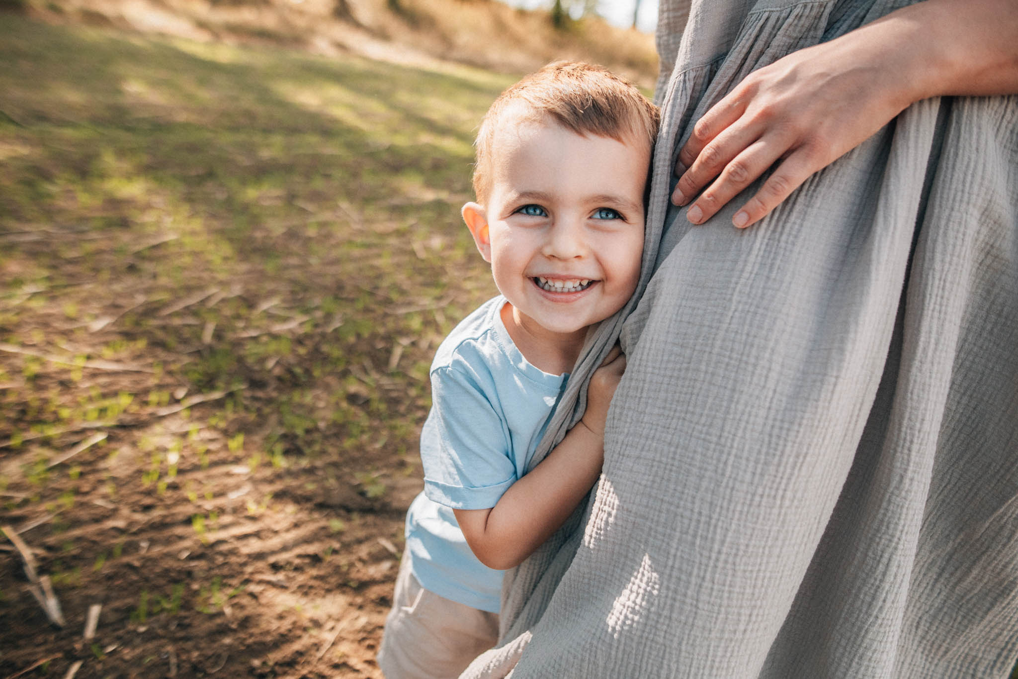 Rodinná fotografie, rodinné focení, veselá rodina v přírodě, láska, smích, emoce, fotograf Lukáš Kenji Vrábel