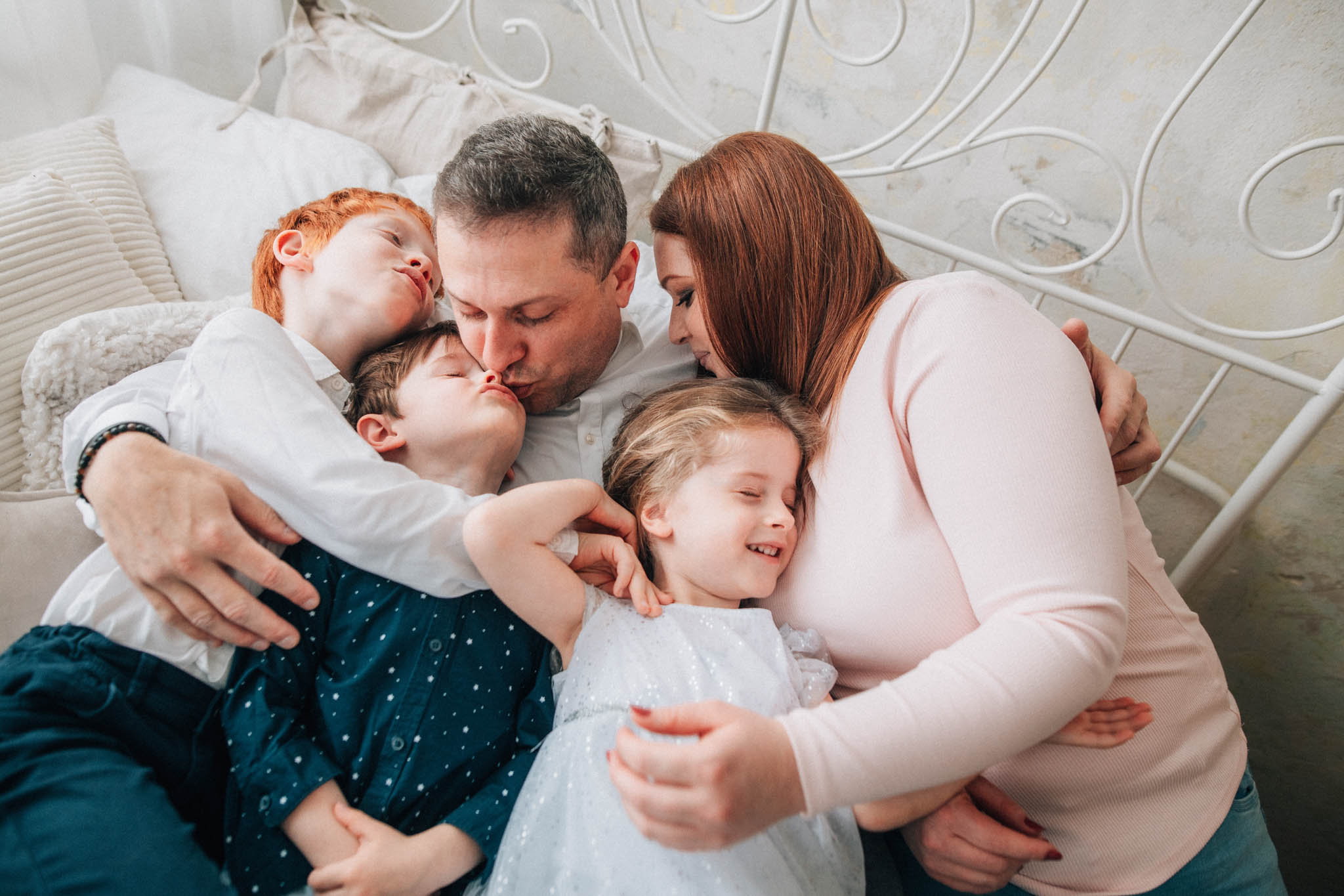 Rodinná fotografie, rodinné focení, veselá rodina v přírodě, láska, smích, emoce, fotograf Lukáš Kenji Vrábel