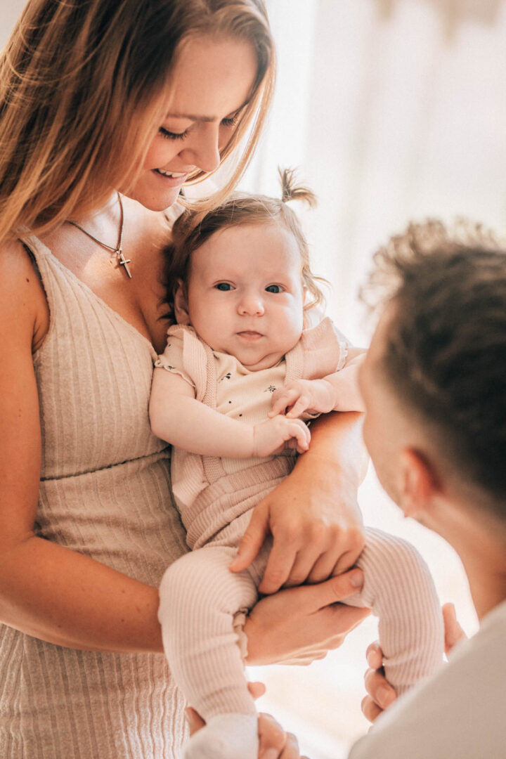Rodinná fotografie, rodinné focení, veselá rodina v přírodě, láska, smích, emoce, fotograf Lukáš Kenji Vrábel