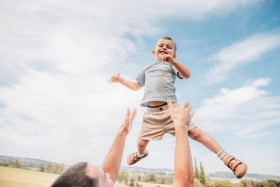Rodinná fotografie, rodinné focení, veselá rodina v přírodě, láska, smích, emoce, fotograf Lukáš Kenji Vrábel