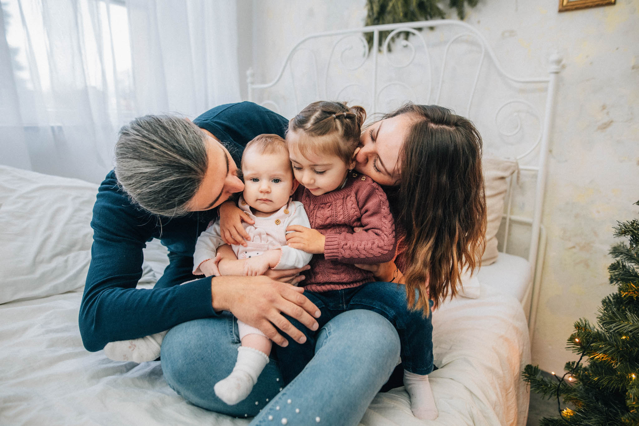 Rodinná fotografie, rodinné focení, veselá rodina v přírodě, láska, smích, emoce, fotograf Lukáš Kenji Vrábel