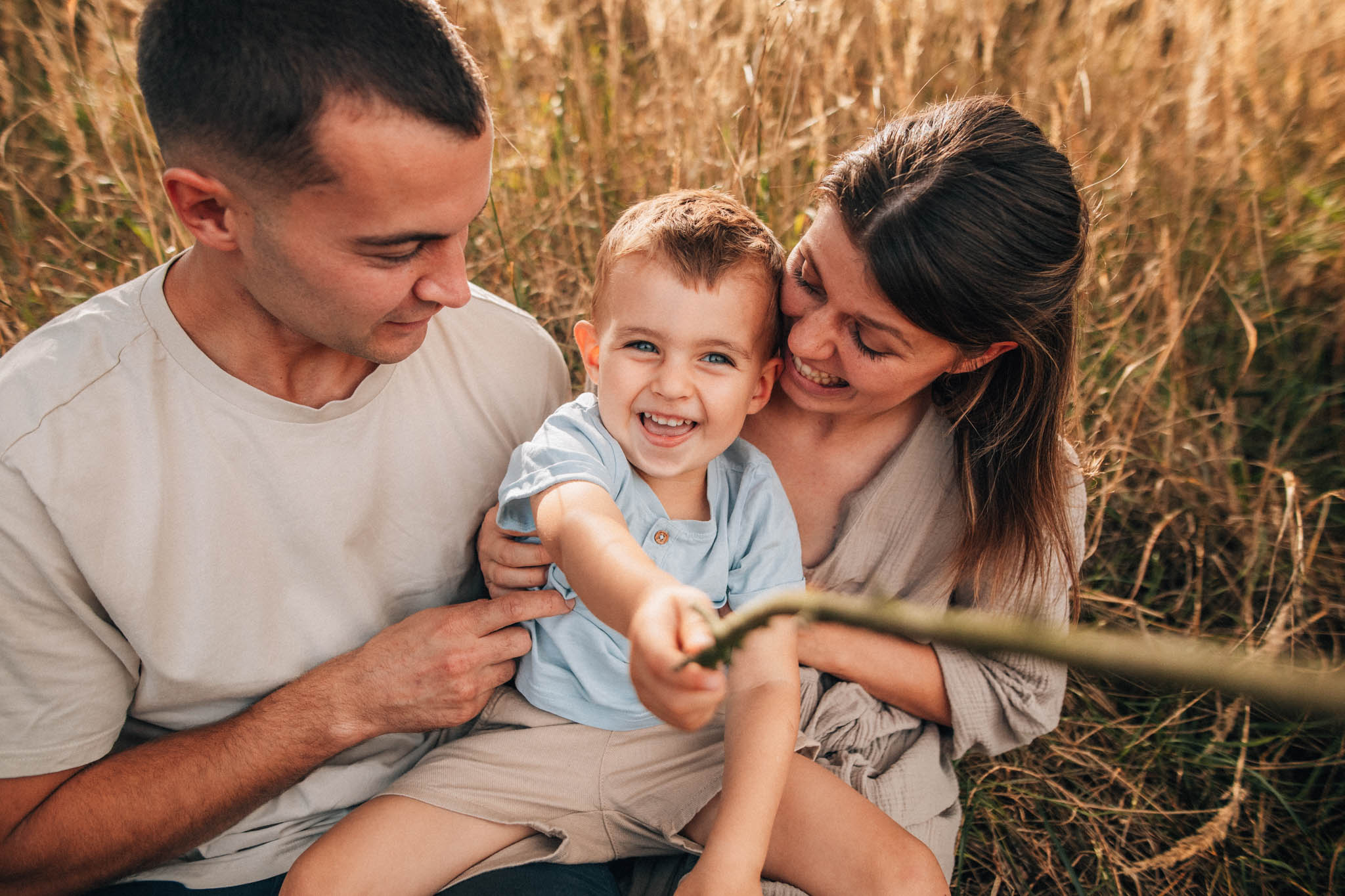 Rodinná fotografie, rodinné focení, veselá rodina v přírodě, láska, smích, emoce, fotograf Lukáš Kenji Vrábel