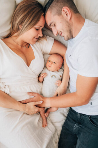 Rodinná fotografie, rodinné focení, veselá rodina v přírodě, láska, smích, emoce, fotograf Lukáš Kenji Vrábel