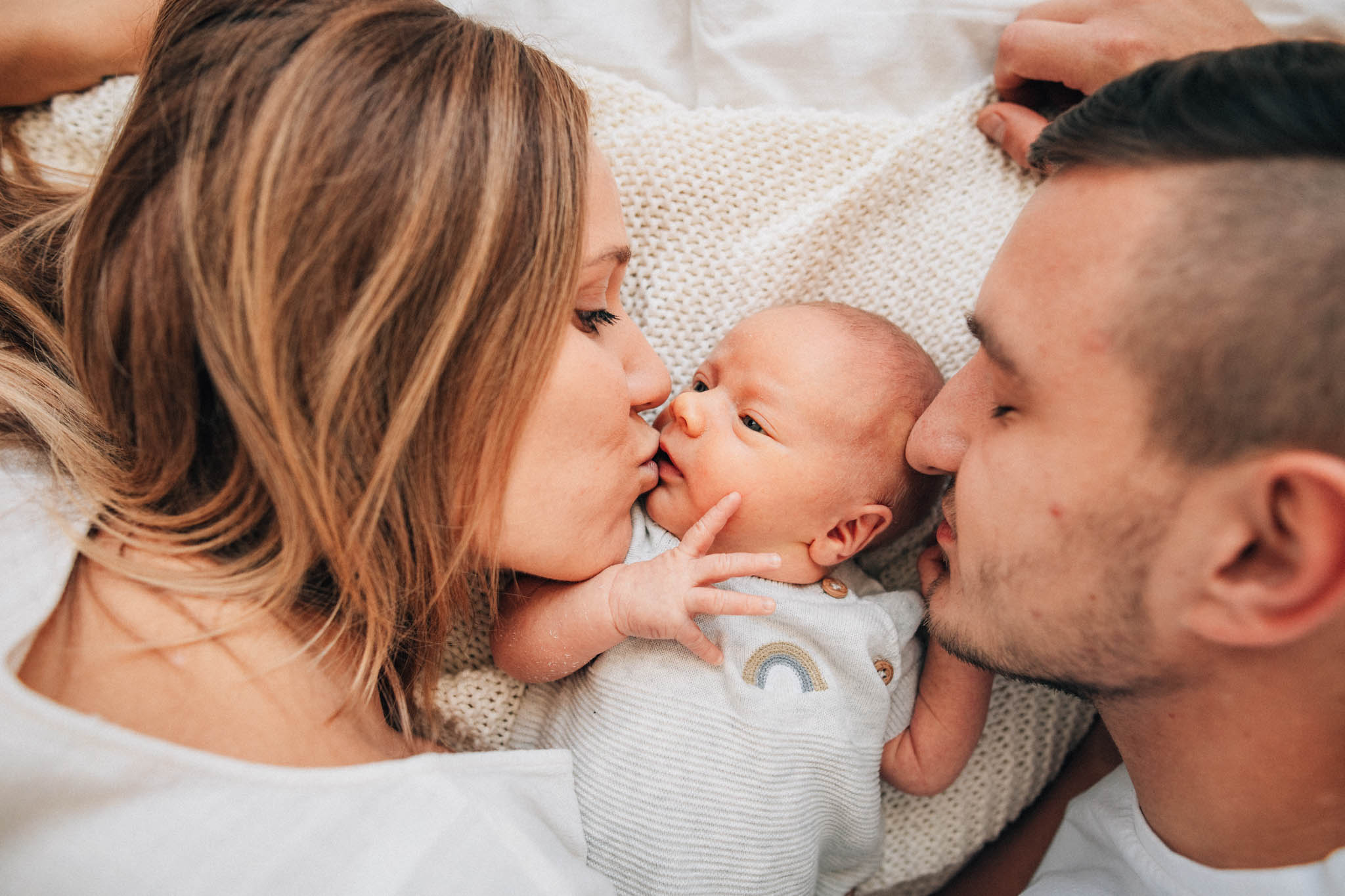 Rodinná fotografie, rodinné focení, veselá rodina v přírodě, láska, smích, emoce, fotograf Lukáš Kenji Vrábel