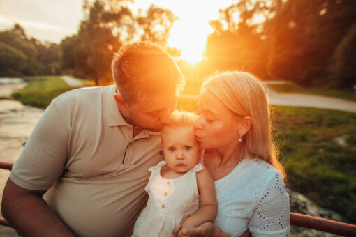Rodinná fotografie, rodinné focení, veselá rodina v přírodě, láska, smích, emoce, fotograf Lukáš Kenji Vrábel