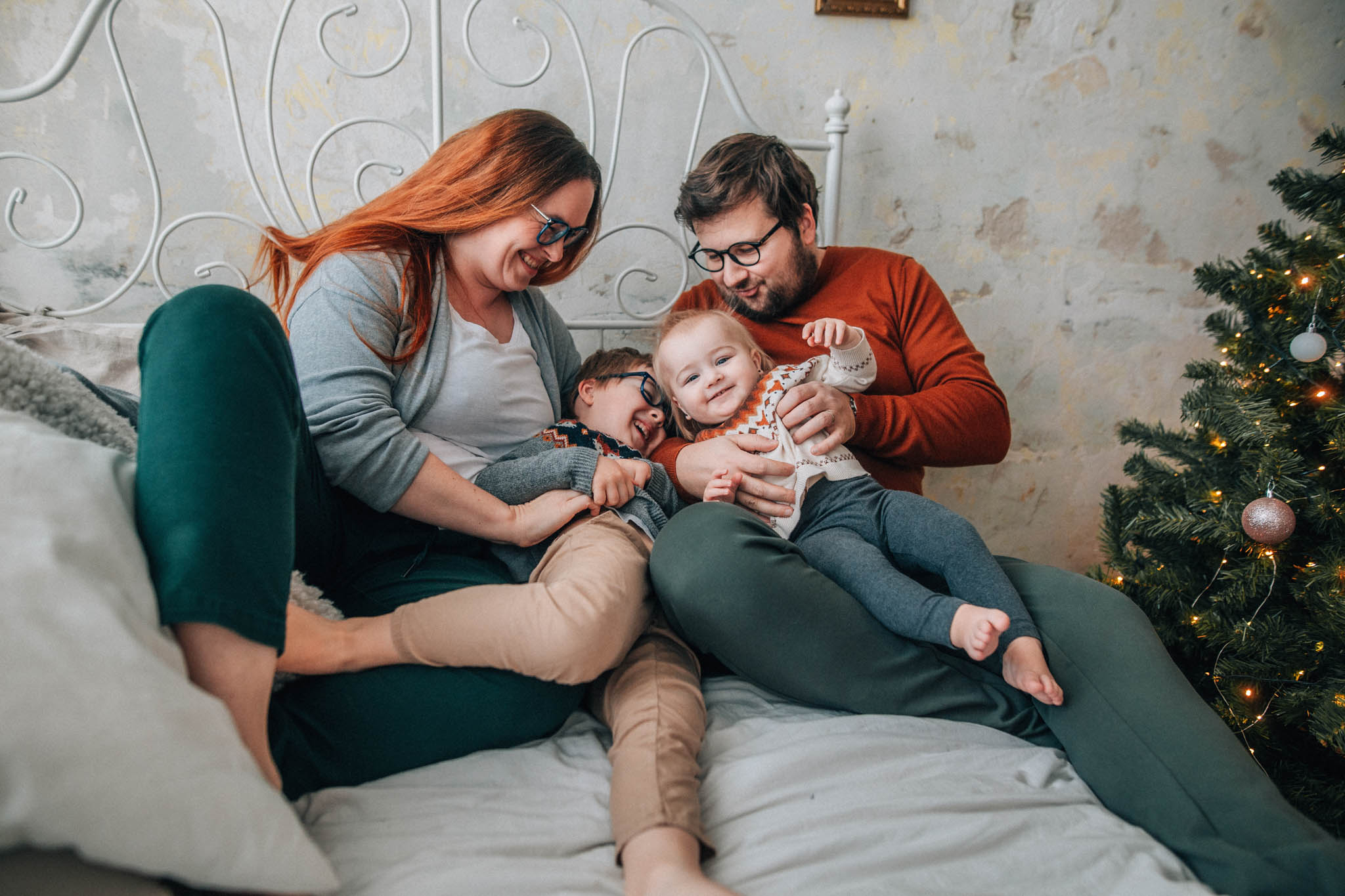 Rodinná fotografie, rodinné focení, veselá rodina v přírodě, láska, smích, emoce, fotograf Lukáš Kenji Vrábel