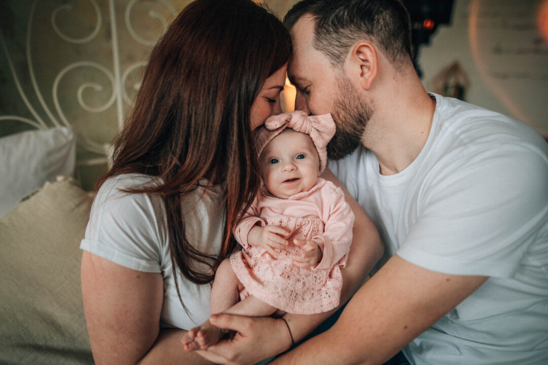 Rodinná fotografie, rodinné focení, veselá rodina v přírodě, láska, smích, emoce, fotograf Lukáš Kenji Vrábel