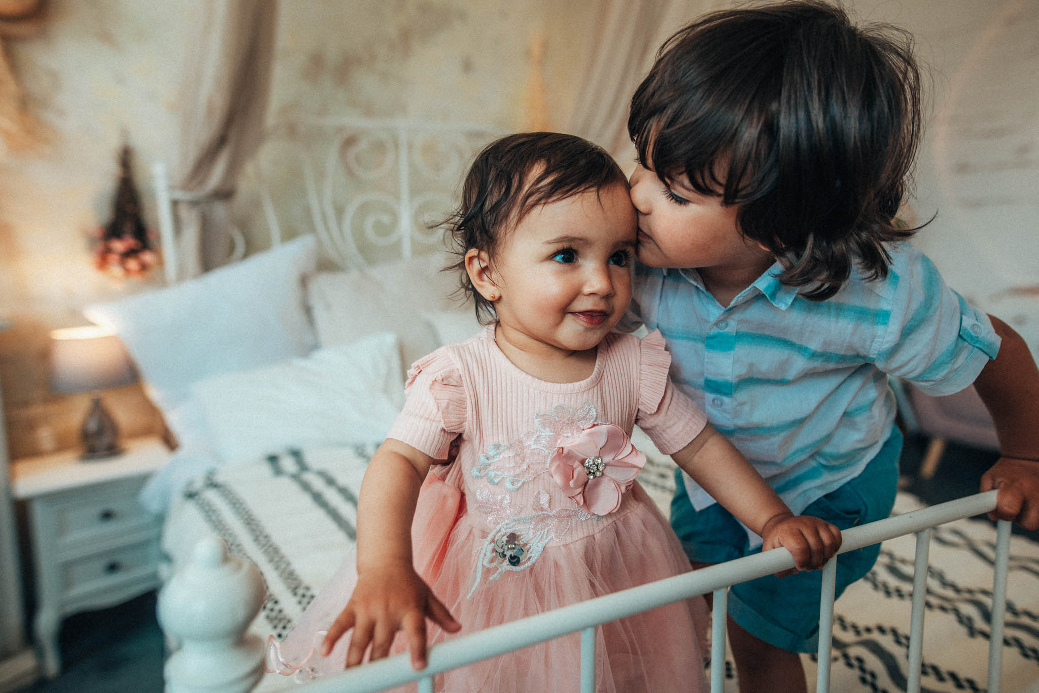 Rodinná fotografie, rodinné focení, veselá rodina v přírodě, láska, smích, emoce, fotograf Lukáš Kenji Vrábel