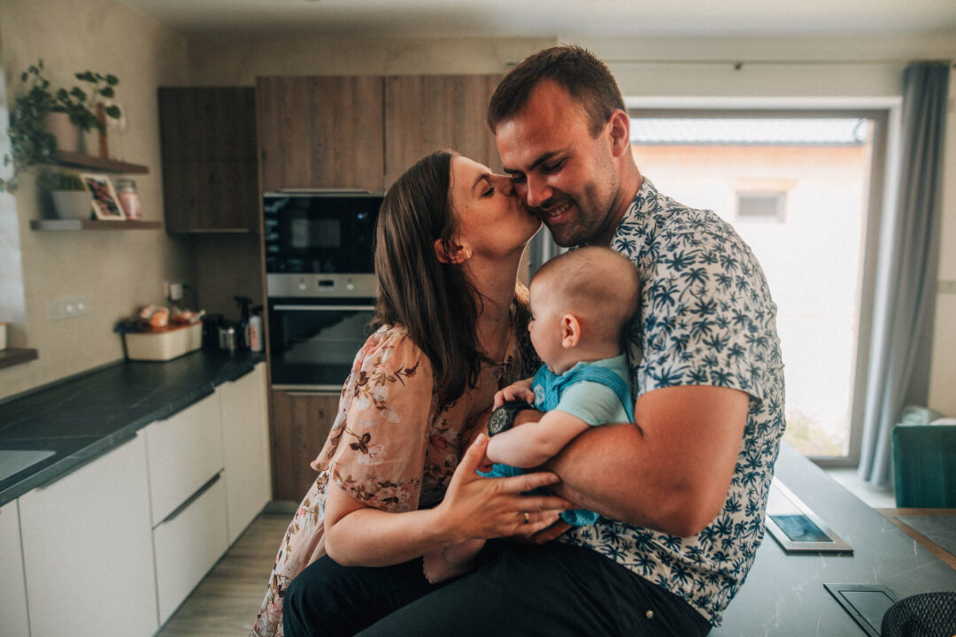 Rodinná fotografie, rodinné focení, veselá rodina v přírodě, láska, smích, emoce, fotograf Lukáš Kenji Vrábel