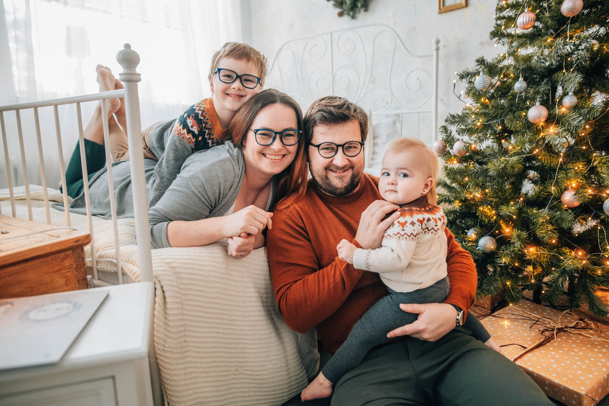 Rodinná fotografie, rodinné focení, veselá rodina v přírodě, láska, smích, emoce, fotograf Lukáš Kenji Vrábel