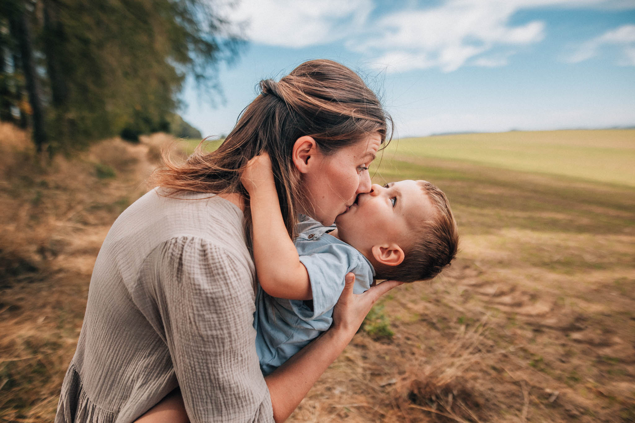 Rodinná fotografie, rodinné focení, veselá rodina v přírodě, láska, smích, emoce, fotograf Lukáš Kenji Vrábel