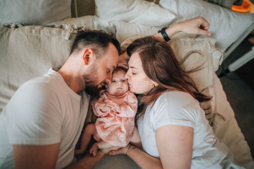 Rodinná fotografie, rodinné focení, veselá rodina v přírodě, láska, smích, emoce, fotograf Lukáš Kenji Vrábel